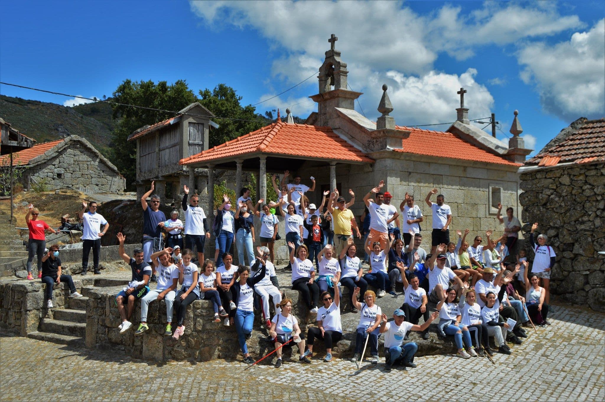 Imagem de grupo junto à capela de São José